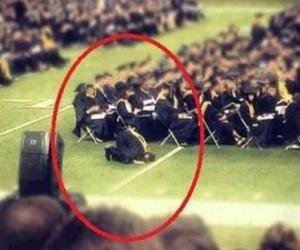 طالب مسلم يؤدي الصلاة أمام الآلاف في حفل تخرج بأمريكا