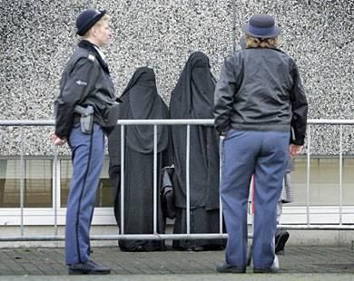 
تغريم بريطاني لنزعه النقاب عن امرأة مسلمة