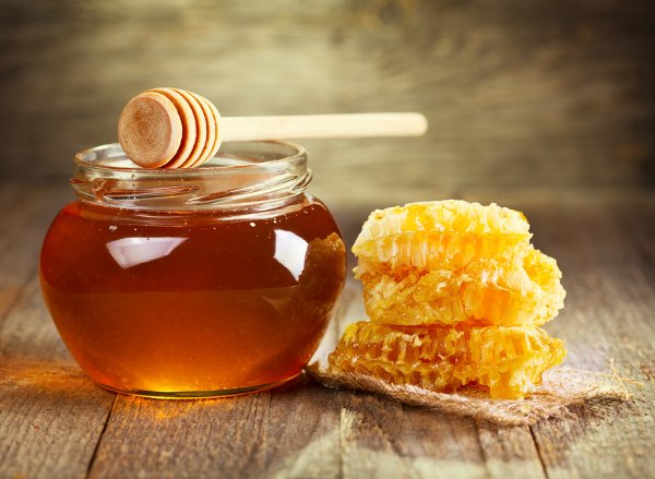 العلاج بالعسل وفوائده الصحية