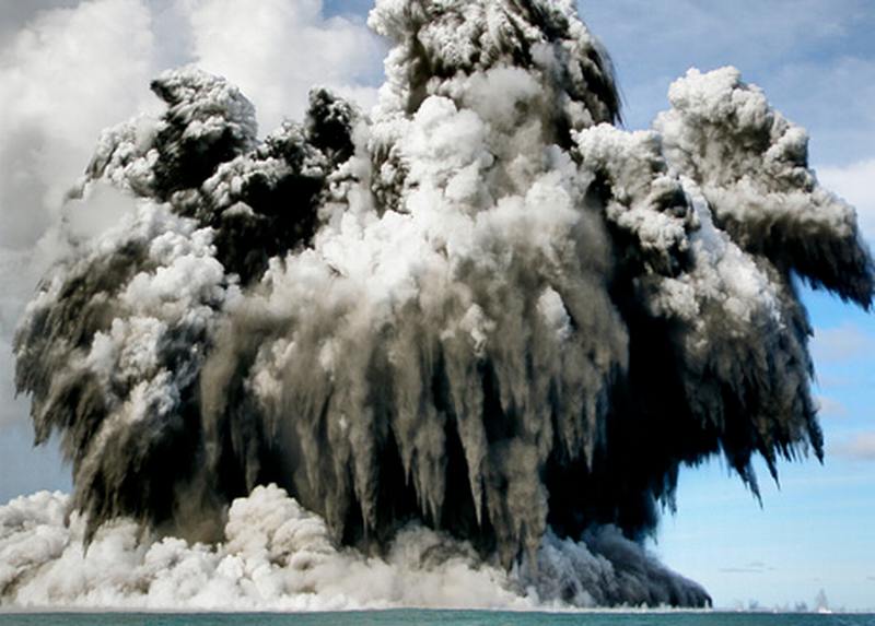 
 انفجار بركاني تحت البحر