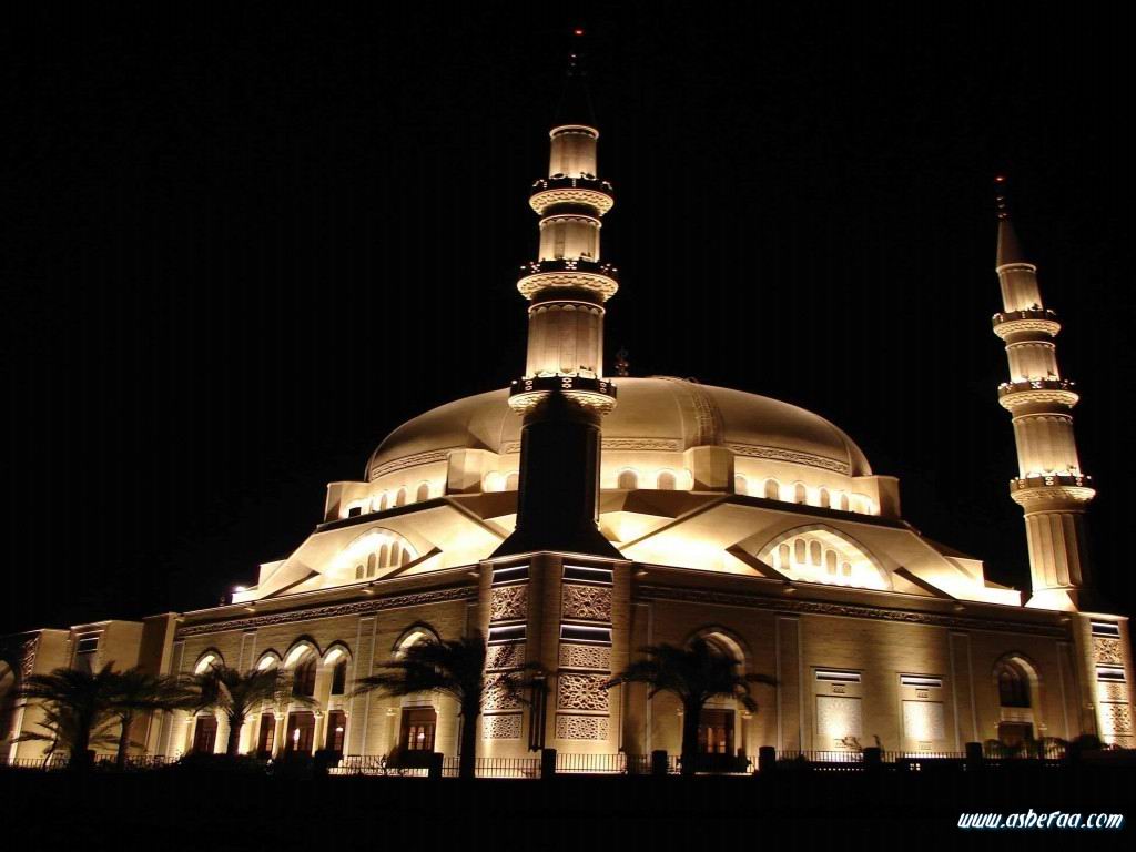 مسجد البهاء في صيدا بالليل 